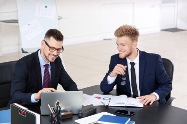 Ofiste projeyi tartışan iş ortakları