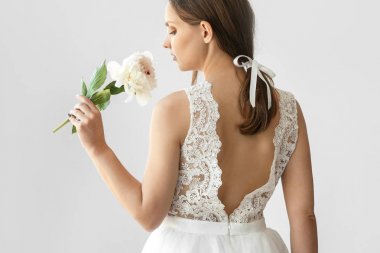 Hafif arka planda güzel şakayık ile genç gelin