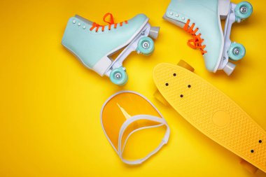 Renkli arka planda Vintage paten, vizör ve kaykay