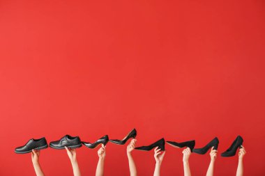 Renk arka planda farklı şık ayakkabılar ile kadın eller