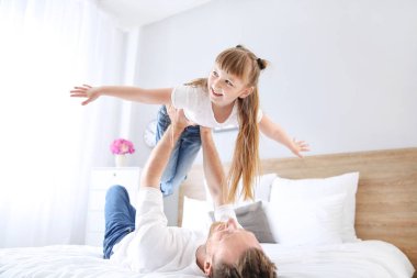 Evde küçük kızıyla oynayan baba