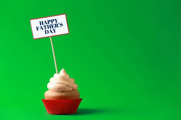 Вкусный кекс на День отца на цветном фоне — стоковое фото