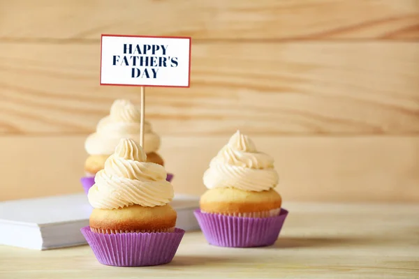 Sabrosos cupcakes para el Día del Padre sobre fondo de madera — Foto de Stock