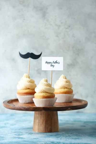 Stand con sabrosos cupcakes para el Día del Padre sobre fondo gris —  Fotos de Stock