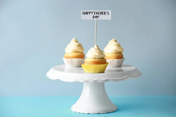 Stand con sabrosos cupcakes para el Día del Padre sobre fondo gris — Foto de Stock