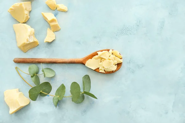 Spoon and cocoa butter on light color background — Stock Photo, Image