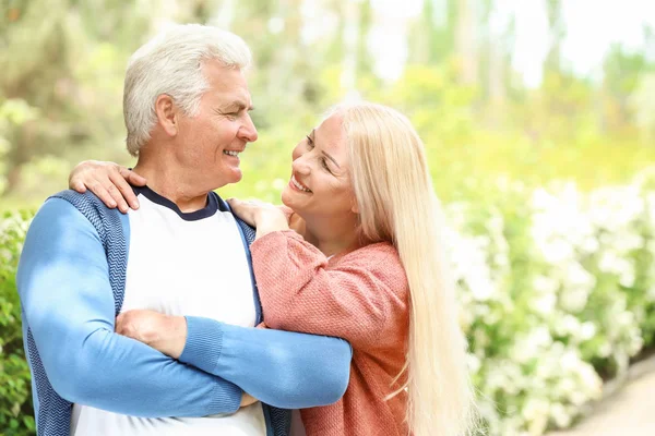 Porträt eines glücklichen, reifen Paares im Park — Stockfoto