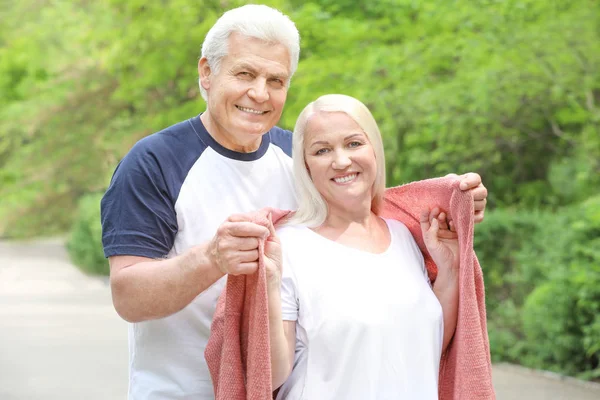 Porträt eines glücklichen, reifen Paares im Park — Stockfoto