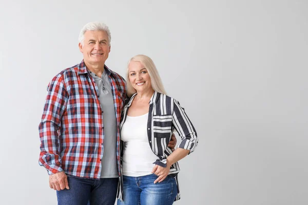 Portret van Happy mature couple op lichte achtergrond — Stockfoto