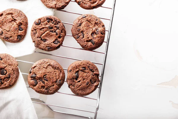 冷却架上美味的巧克力饼干 — 图库照片