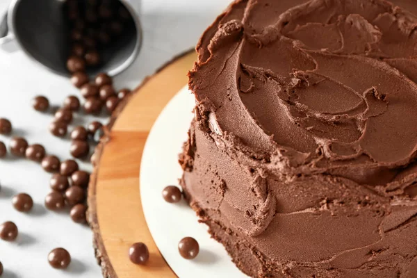 Gâteau au chocolat savoureux sur la table, gros plan — Photo