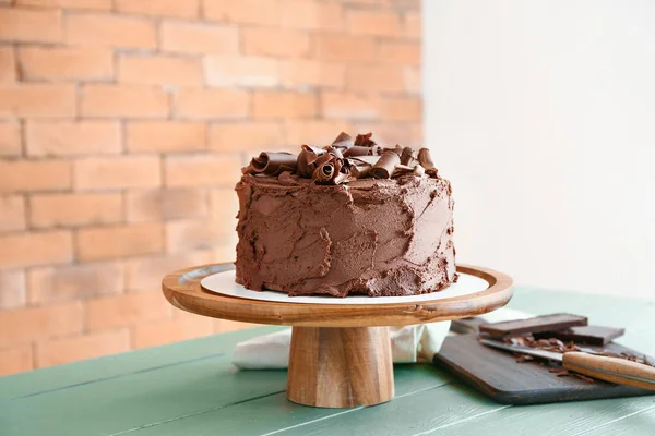 Buďte na stole s chutným čokoládovým koláčem — Stock fotografie