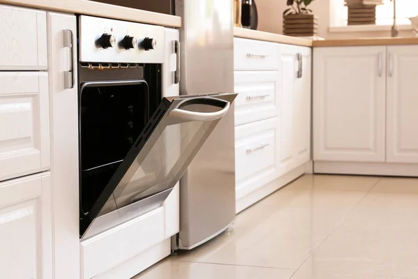 Oven modern terbuka di dapur — Stok Foto