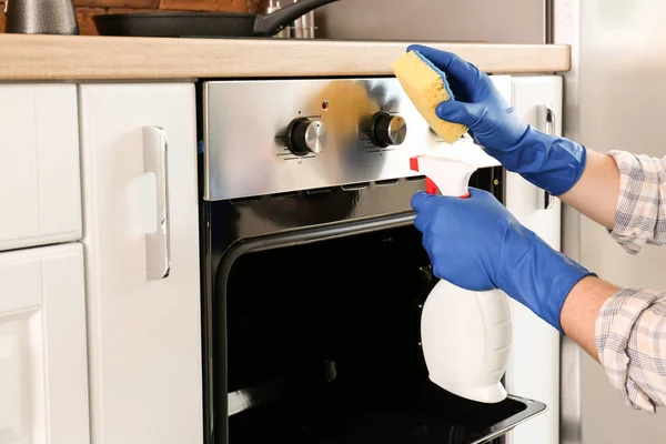 Homem forno de limpeza em casa — Fotografia de Stock