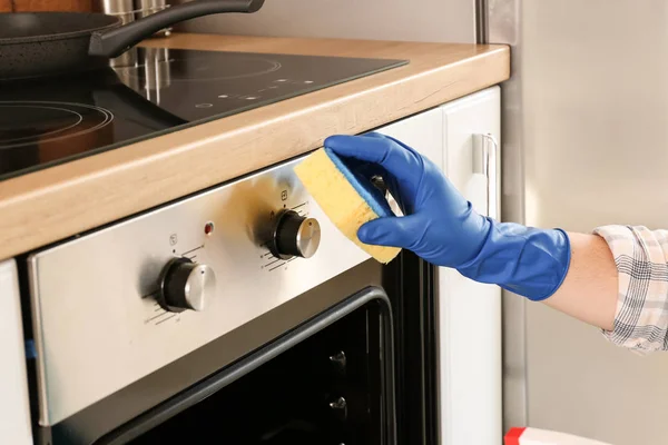 Man cleaning oven at home — Stock Photo, Image