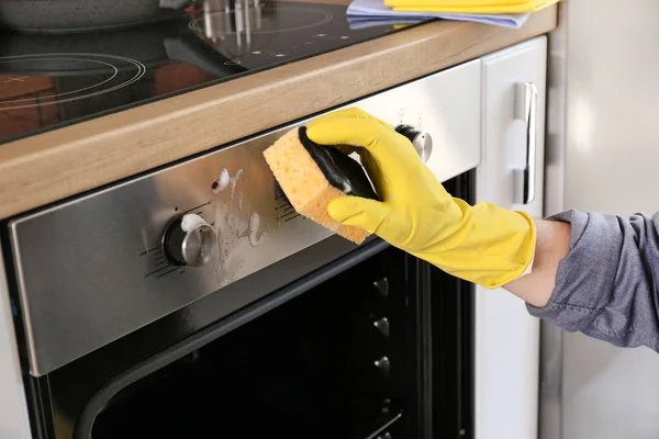 Uomo pulizia forno a casa — Foto Stock