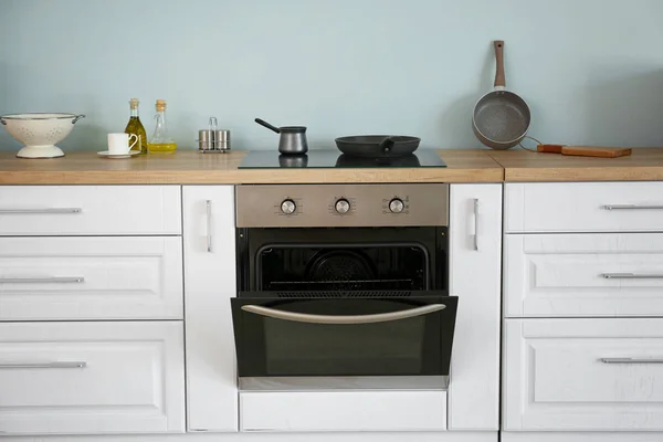 Interior da cozinha com forno moderno — Fotografia de Stock