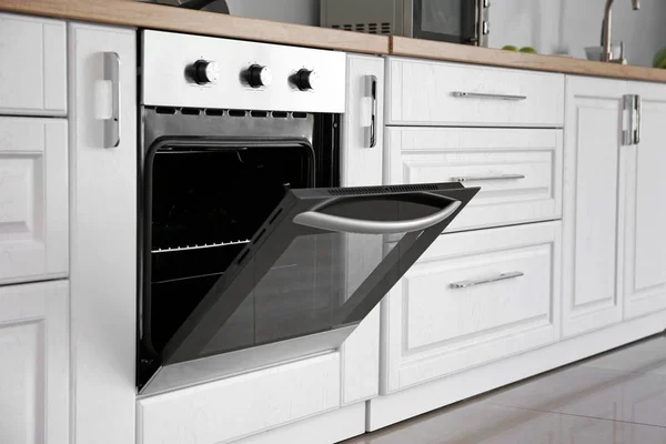 Moderne open oven in de keuken — Stockfoto