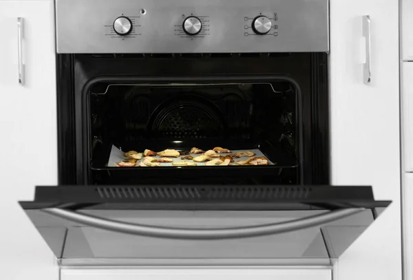 Tray with tasty apple chips in oven — Stock Photo, Image