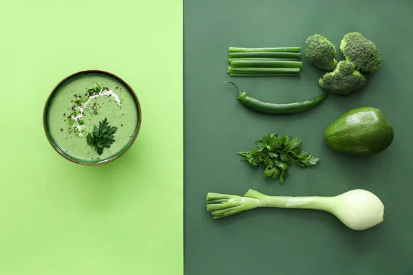 Bol de soupe à la crème savoureuse et ingrédients sur fond de couleur — Photo