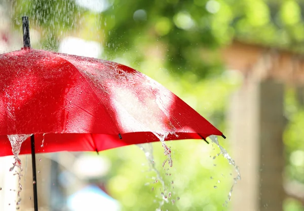 Guarda-chuva vermelho ao ar livre no dia chuvoso — Fotografia de Stock