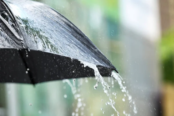 Guarda-chuva preto ao ar livre no dia chuvoso — Fotografia de Stock