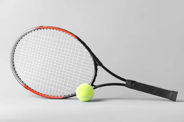 テニス ラケットと灰色の背景の上にボール — ストック写真