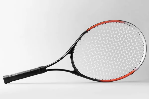 Tennisracket op grijze achtergrond — Stockfoto