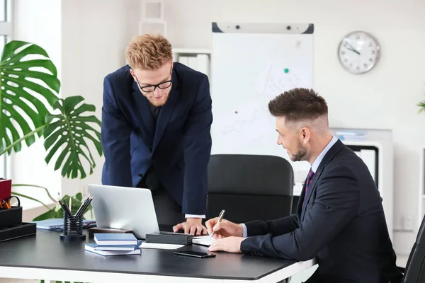 Partner commerciali che discutono del progetto in carica — Foto Stock