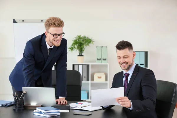 Business partners discussing project in office — Stock Photo, Image