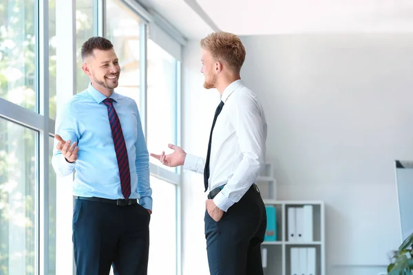 Business partners discussing project in office — Stock Photo, Image