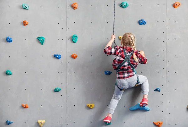 체육관에서 벽을 등반 하는 어린 소녀 — 스톡 사진