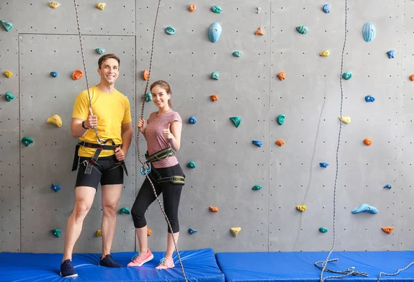 Jovem e mulher no ginásio de escalada — Fotografia de Stock