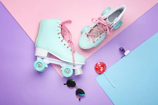 复古溜冰鞋和配件上的颜色背景 — 图库照片