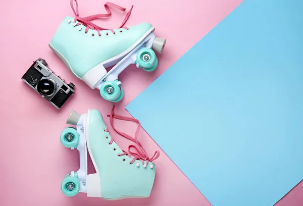 复古溜冰鞋和照片相机在颜色背景 — 图库照片