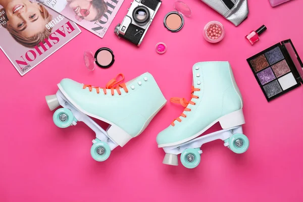 在彩色背景上的复古溜冰鞋, 化妆品和配件组成 — 图库照片
