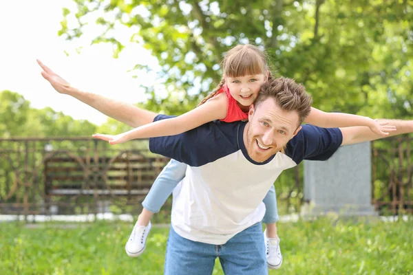 Retrato de padre feliz y su pequeña hija al aire libre — Foto de Stock