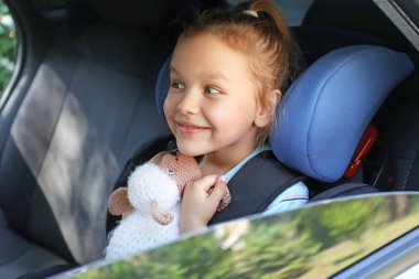 Küçük kız araba güvenlik koltuğu bükülmüş