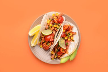 Renkli arka planda lezzetli taco 'lar ile plaka