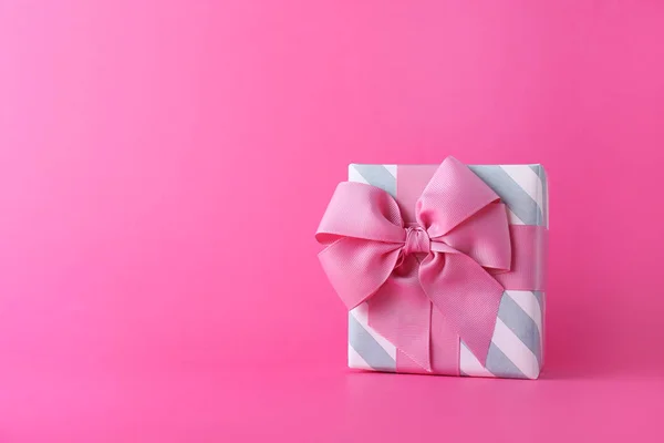 Beautiful gift box on color background — Stock Photo, Image