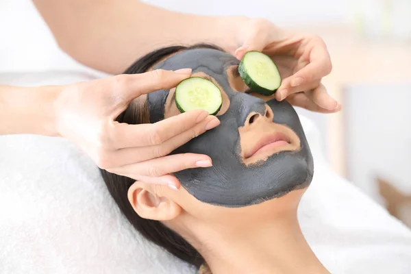 Beautiful Asian woman undergoing treatment with facial mask in beauty salon — Stock Photo, Image