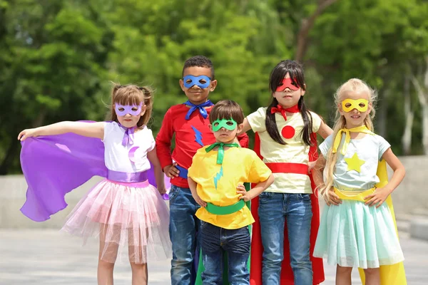 Lindos niños pequeños vestidos como superhéroes al aire libre — Foto de Stock