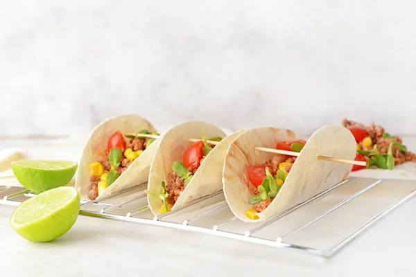 Sabrosos tacos frescos en mesa ligera — Foto de Stock