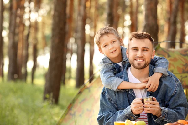 Father and his little son spending weekend in forest — Stock Photo, Image