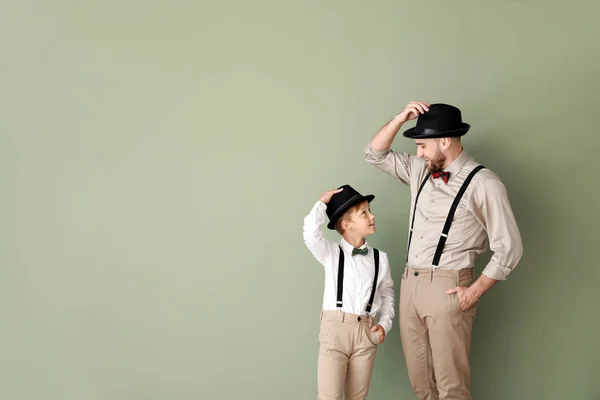 Portrait de père et fils à la mode sur fond de couleur — Photo