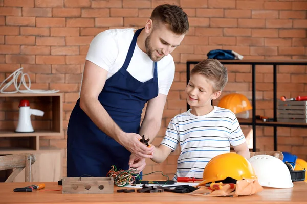 Apja tanítása a kis fiát kezelni eszközökkel otthon — Stock Fotó
