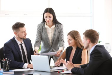 Ofiste toplanan iş adamları.