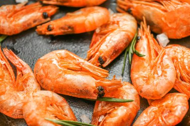 Kızarmış tavada lezzetli karidesler, çekim