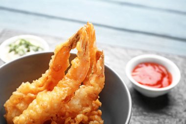 Masa üzerinde lezzetli karidesler ile Bowl, çekim