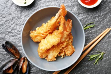 Masada lezzetli karidesler ile kase